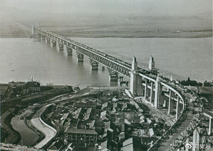 1968年12月29日， 南京長江大橋全面建成通車。這是當(dāng)時(shí)中國自行設(shè)計(jì)建造的最大的鐵路、公路兩用橋。